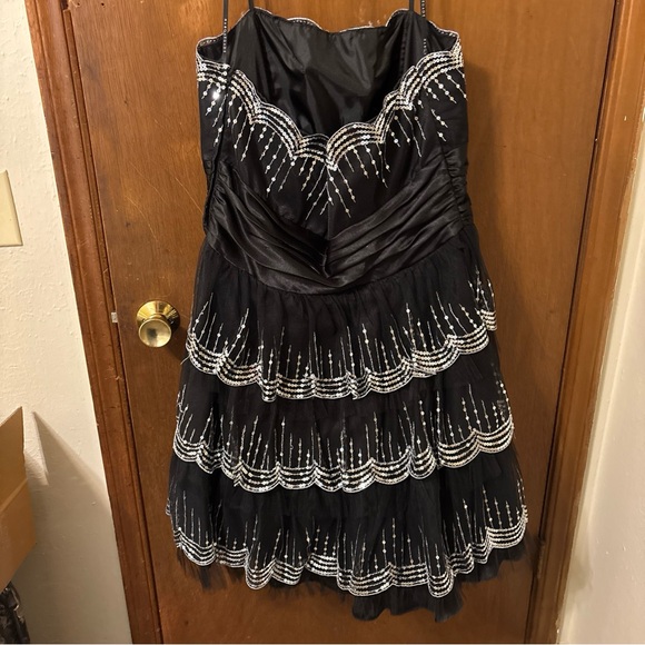 Masquerade Elegant Black Gown with Silver Accents Juniors 16/17 Vtg - Picture 6 of 9